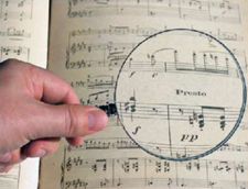 Partition vue à travers une loupe