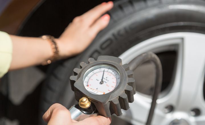 Dispositif avec manomètre pour gonfler un pneu